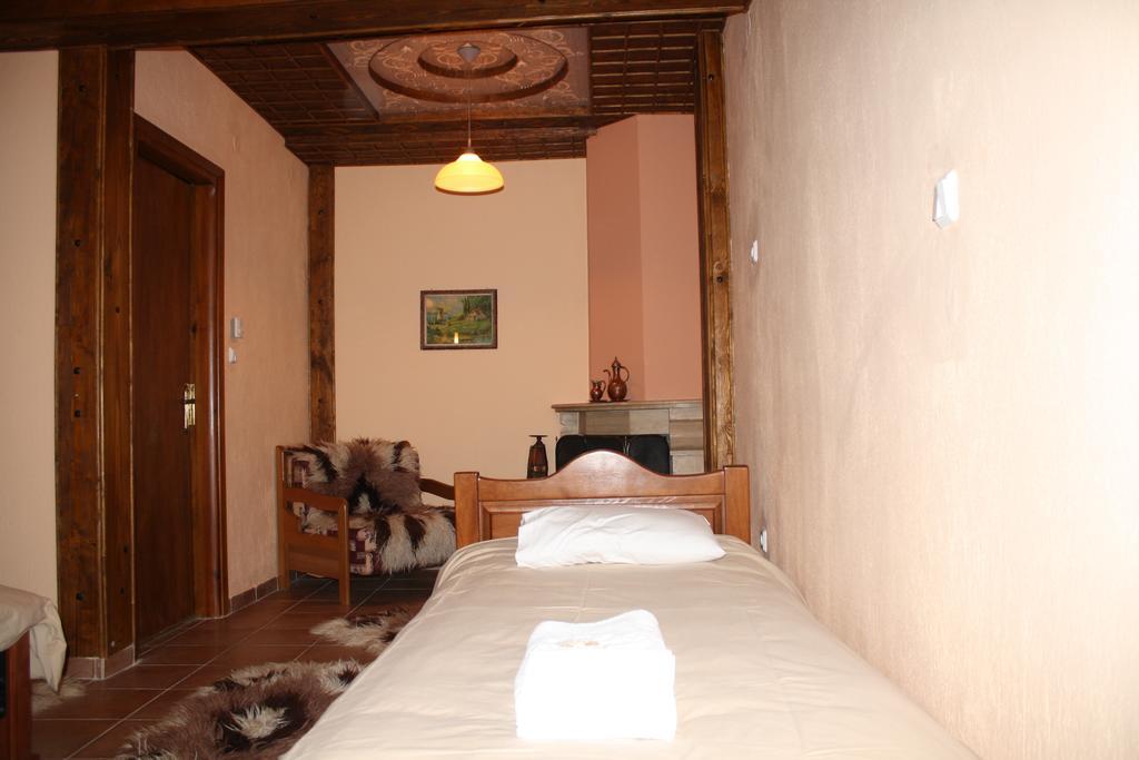 Guesthouse To Spiti Τou Gakou Nestorion Rum bild